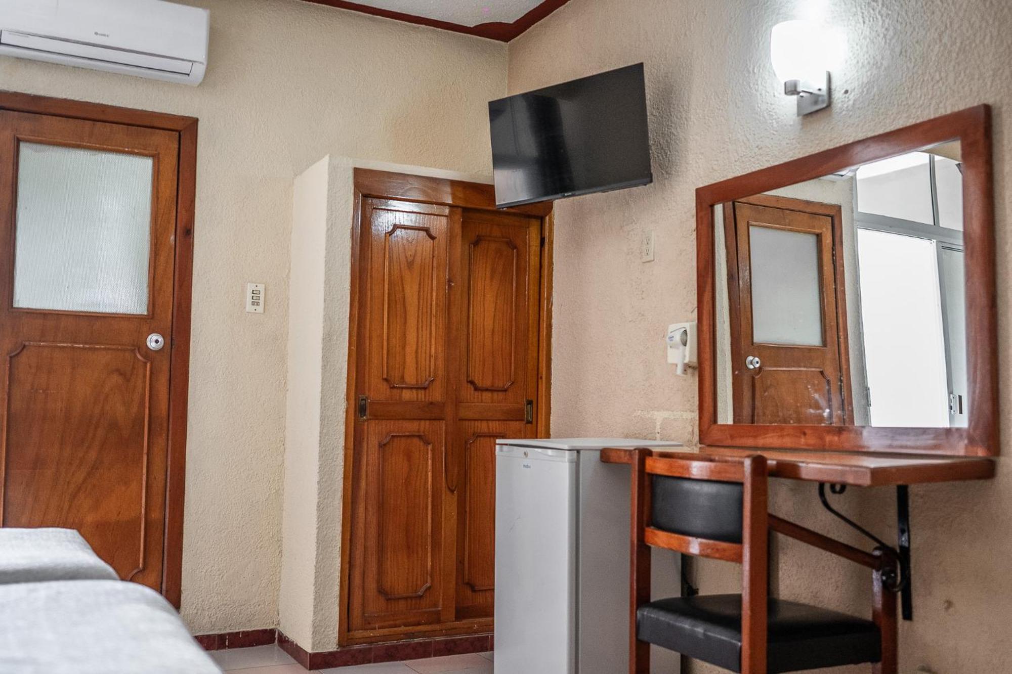 Hotel Maria De La Luz Valladolid  Bagian luar foto
