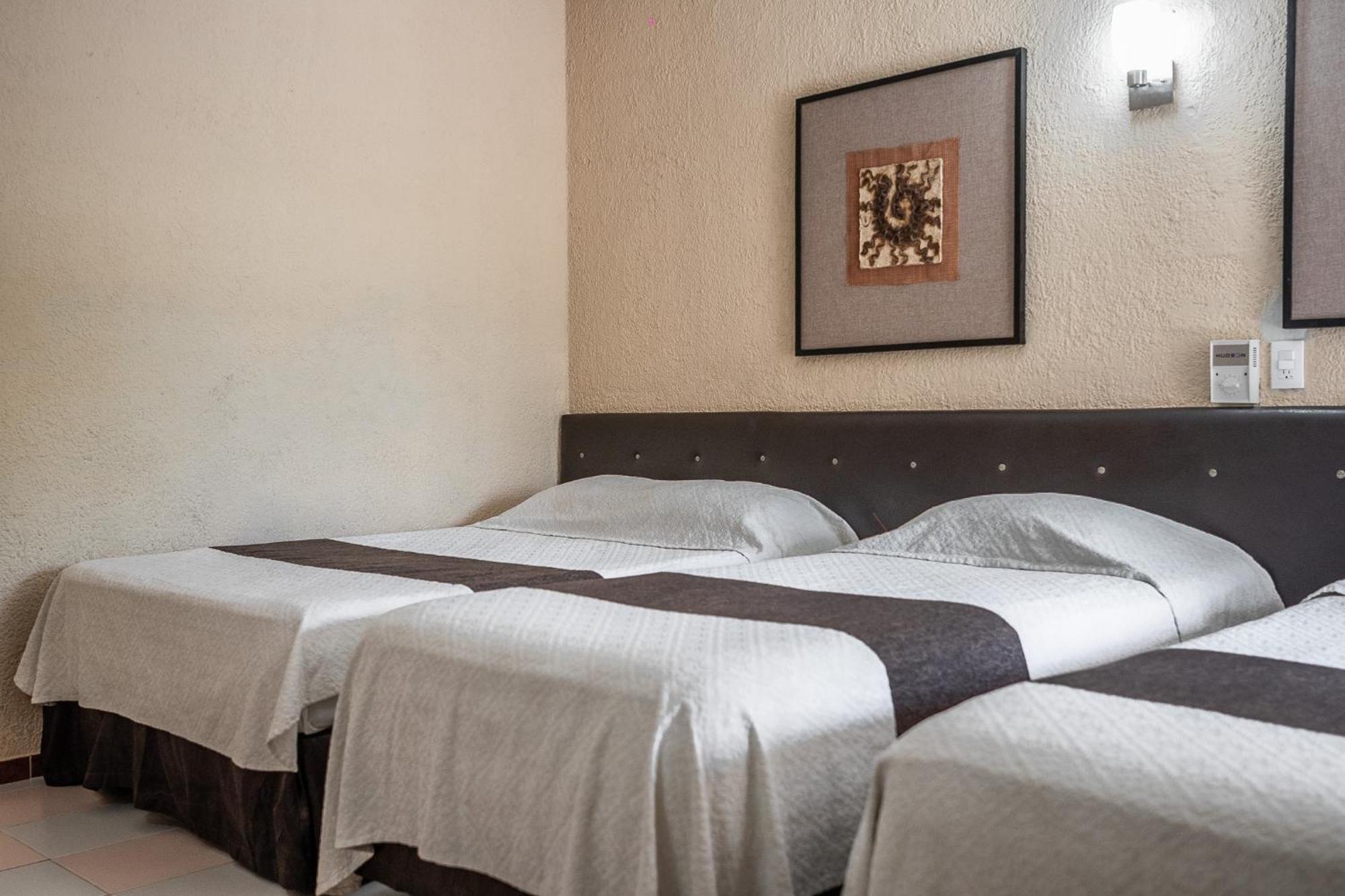Hotel Maria De La Luz Valladolid  Bagian luar foto